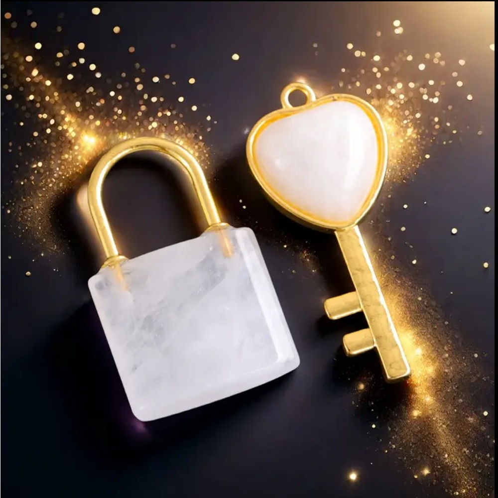Natural Crystal White Crystal Lock & Key - Picture 3 of 3